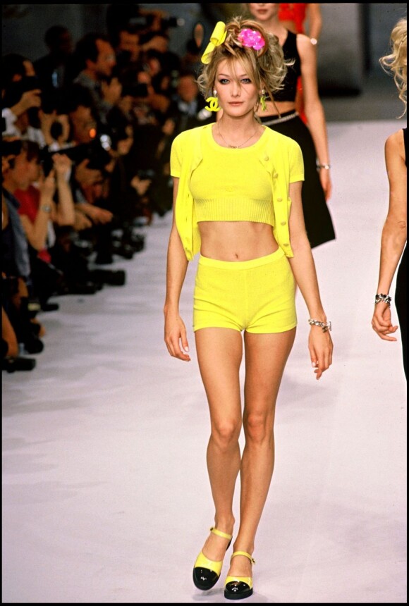 Carla Bruni mannequin - Défilé de mode Chanel. Collection prêt-à-porter, printemps-été 1996.