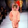 Carla Bruni mannequin - Défilé de mode Chanel collection prêt-à-porter, printemps-été 1996.