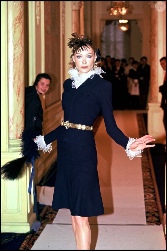 Carla Bruni mannequin - Défilé Chanel haute couture printemps-été 1996.