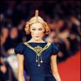 Carla Bruni mannequin - Défilé de mode Hubert de Givenchy. Collection prêt-à-porter printemps-été 1997.