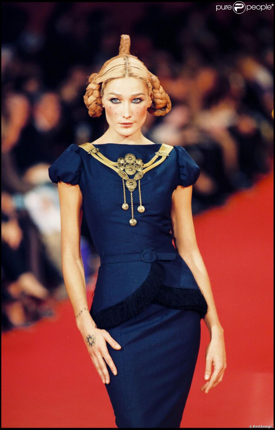 Carla Bruni mannequin - Défilé de mode Hubert de Givenchy. Collection prêt-à-porter printemps-été 1997.
