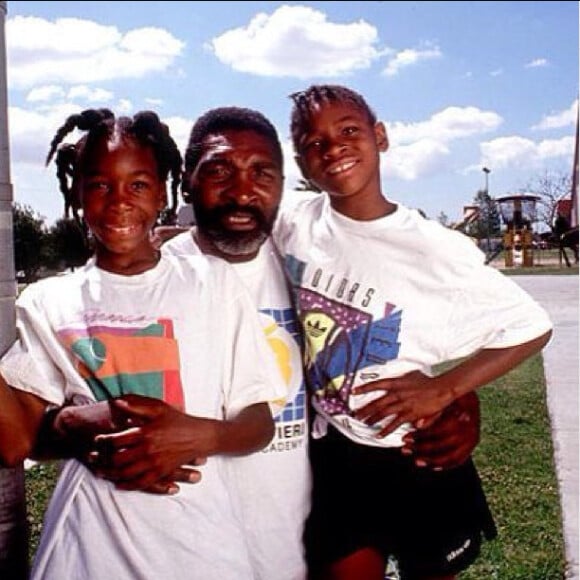 Venus et Serena Williams durant leur enfance en compagnie de leur papa Richard Williams