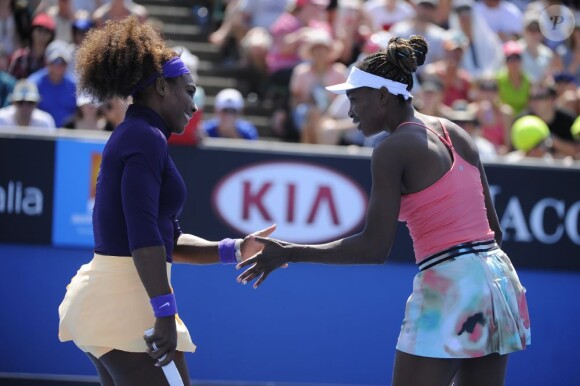 Venus et Serena Williams lors de l'Open d'Australie au Melbourne Park de Melbourne le 20 janvier 2013