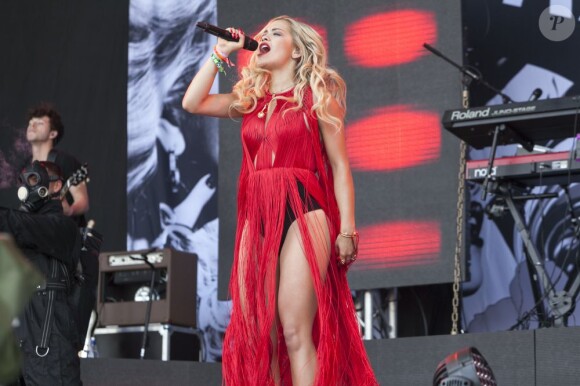 Rita Ora joue sur la Pyramid stage au festival Glastonbury à Worthy Farm, Angleterre, le 28 juin 2013.