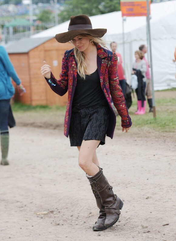 Sienna Miller motivée au festival de Glastonbury, Worthy Farm, Angleterre, le 28 juin 2013.