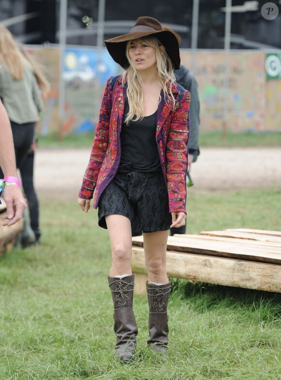 Sienna Miller a chaussé les bottes pour le festival Glastonbury à Worthy Farm, Angleterre, le 28 juin 2013.