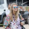 Cara Delevingne se balade au festival Glastonbury à Worthy Farm, Angleterre, le 28 juin 2013.