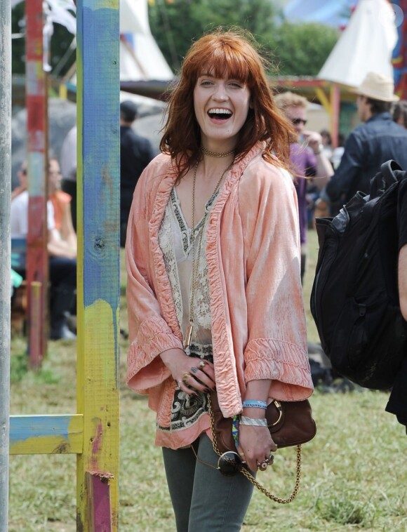 Florence Welch tout joyeuse au festival Glastonbury à Worthy Farm, Angleterre, le 28 juin 2013.