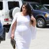 Kim Kardashian, enceinte, et sa mère Kris Jenner devant le salon de beauté "Naimie's"à North Hollywood. Le 16 mai 2013.