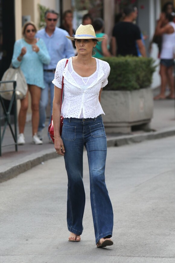 La superbe Inès de la Fressange dans les rues de Saint-Tropez le 29 juin 2013.