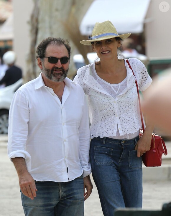 Inès de la Fressange et son compagnon Denis Olivennes dans les rues de Saint-Tropez, le 29 juin 2013.