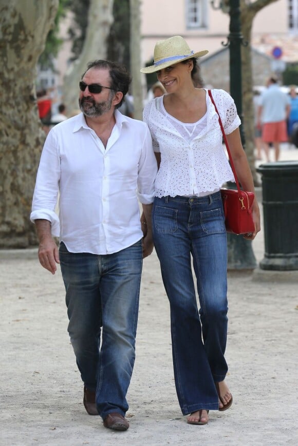 Inès de la Fressange et son compagnon Denis Olivennes dans les rues de Saint-Tropez, le 29 juin 2013.
