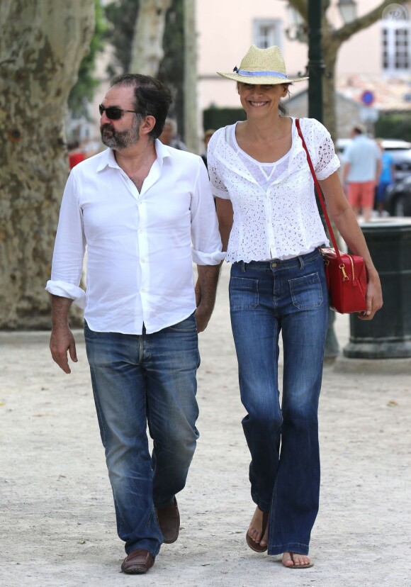 Inès de la Fressange et son compagnon Denis Olivennes dans les rues de Saint-Tropez, le 29 juin 2013.