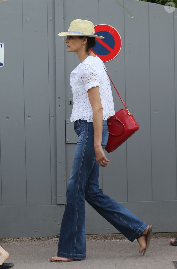 Inès de la Fressange dans les rues de Saint-Tropez le 29 juin 2013.