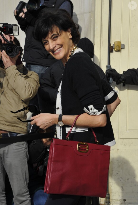 Inès de la Fressange au défilé de mode Chanel à Paris, le 5 mars 2013.