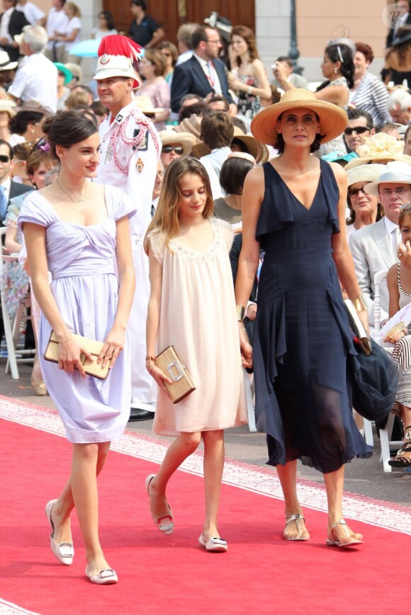 Inès de la Fressange et ses filles au mariage du prince Albert à Monaco, le 2 juillet 2011.