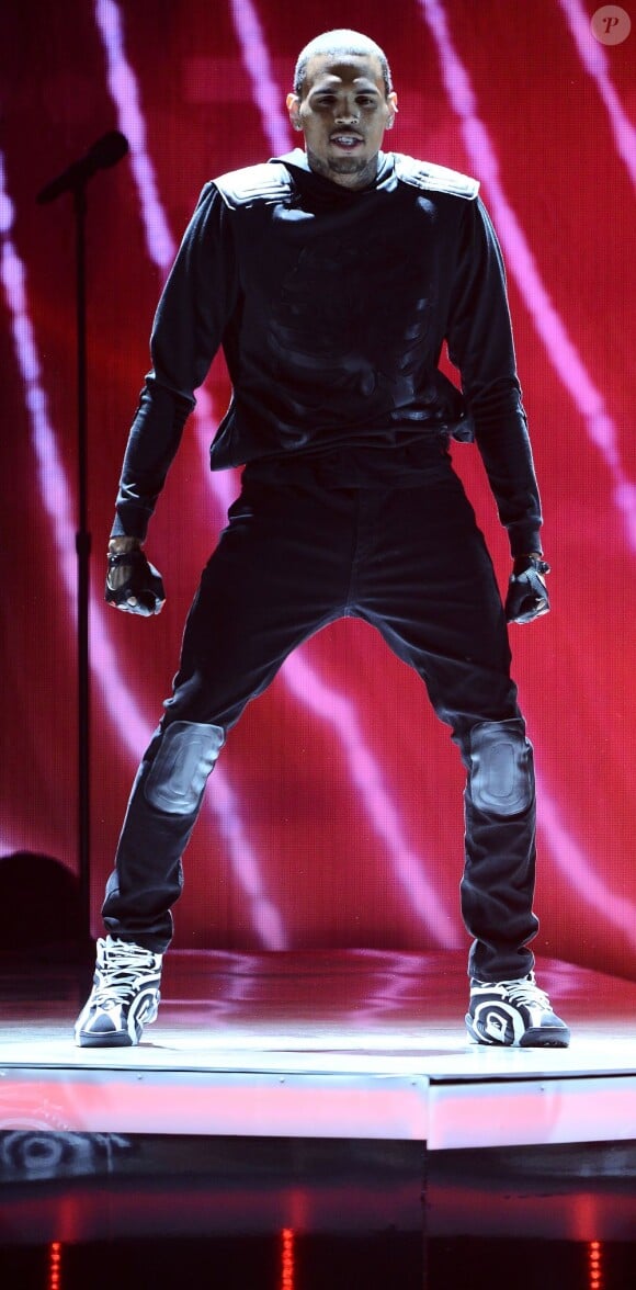 Chris Brown sur la scène des BET Awards 2013 au Nokia Theatre, à Los Angeles, le 30 juin 2013.