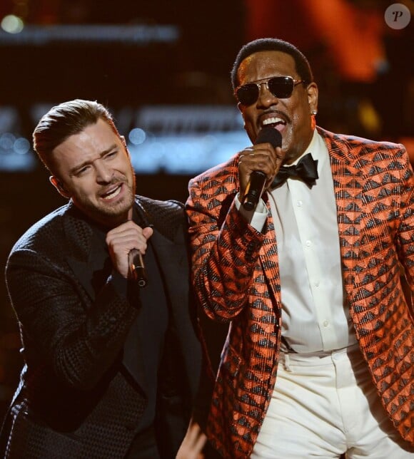 Charlie Wilson et Justin Timberlake sur la scène des BET Awards 2013 au Nokia Theatre, à Los Angeles, le 30 juin 2013.