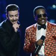 Charlie Wilson et Justin Timberlake sur la scène des BET Awards 2013 au Nokia Theatre, à Los Angeles, le 30 juin 2013.