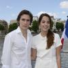 Anouchka Delon et son compagnon Julien Dereins lors de la 3e édition du Brunch Blanc-Une croisière sur la Seine à Paris le 30 juin 2013