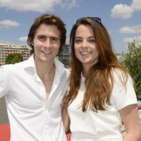 Anouchka Delon et Julien Dereins : Amoureux passionnés tout de blanc vêtus