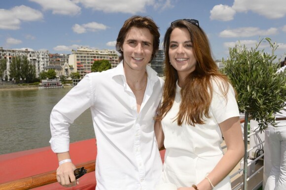 Anouchka Delon et son compagnon Julien Dereins, amoureux sous le soleil lors de la 3e édition du Brunch Blanc-Une croisière sur la Seine à Paris le 30 juin 2013