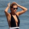 Michelle Hunziker, enceinte et en vacances, se détend sur une plage de Forte dei Marmi en Italie. Le 30 juin 2013.