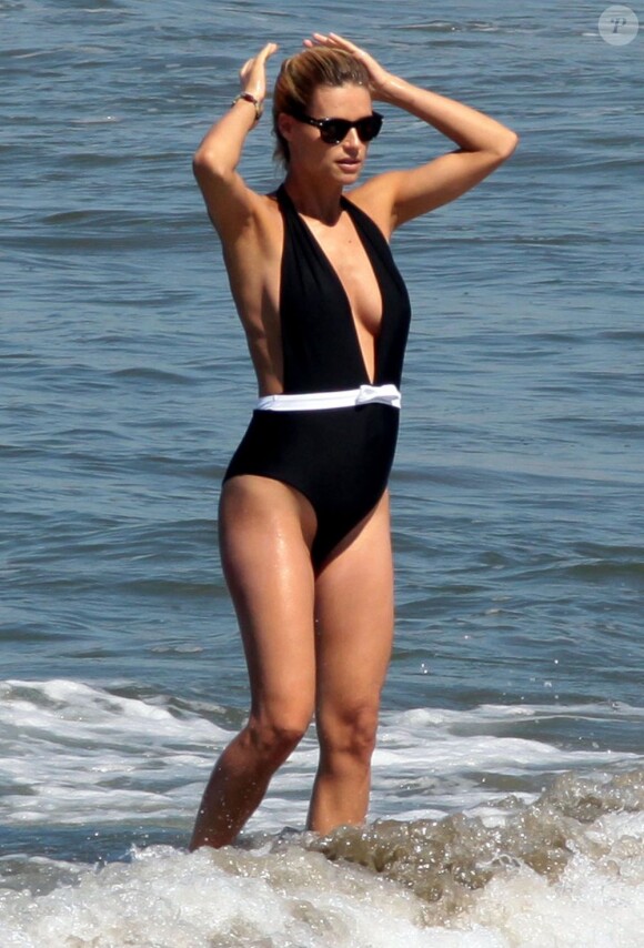 Michelle Hunziker, enceinte et en vacances, se détend sur une plage de Forte dei Marmi en Italie. Le 30 juin 2013.