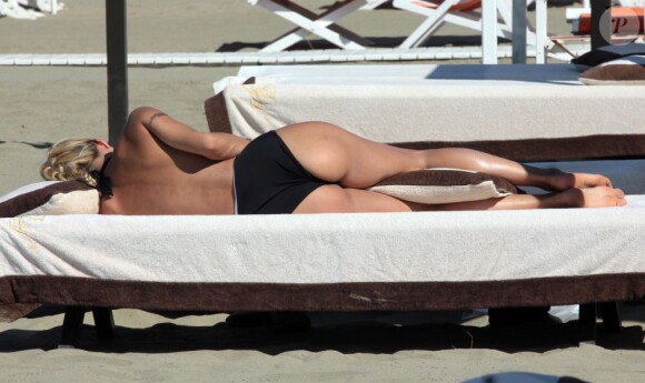 Michelle Hunziker, enceinte et ravissante en maillot, se détend en vacances à Forte dei Marmi en Italie. Le 30 juin 2013.