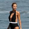 Michelle Hunziker, enceinte et ravissante en maillot, se détend en vacances à Forte dei Marmi en Italie. Le 30 juin 2013.