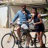 Michelle Hunziker, enceinte et à vélo lors de vacances avec son petit ami Thomas Trussardi. Forte dei Marmi, le 30 juin 2013.