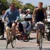 Michelle Hunziker, enceinte et à vélo lors de vacances avec son petit ami Thomas Trussardi. Forte dei Marmi, le 30 juin 2013.
