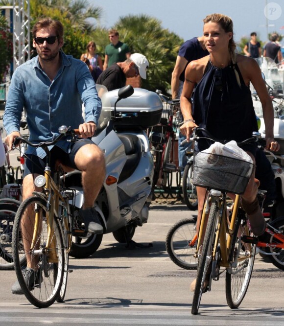 Michelle Hunziker, enceinte et à vélo lors de vacances avec son petit ami Thomas Trussardi. Forte dei Marmi, le 30 juin 2013.
