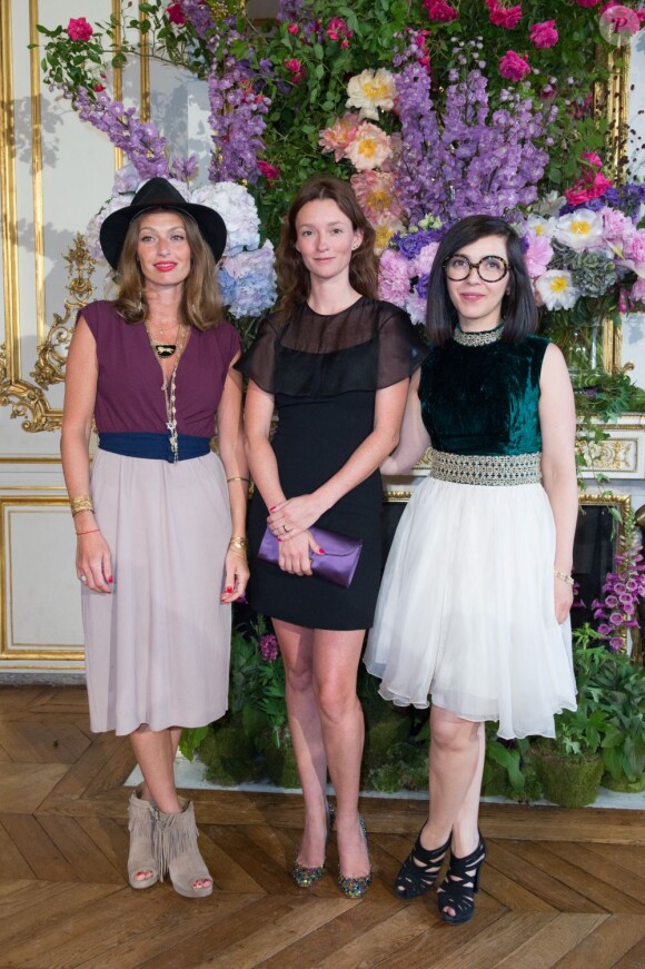 Audray Marnay, au milieu des chanteuses Sylvie Hoarau et Aurelie Saada) assistent au défilé haute couture d'Alexis Mabille à l'hôtel d’Évreux. Paris, le 1er Juillet 2013.