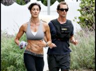 PHOTOS : Matthew McConaughey se dépense sur la plage... et bien accompagné !