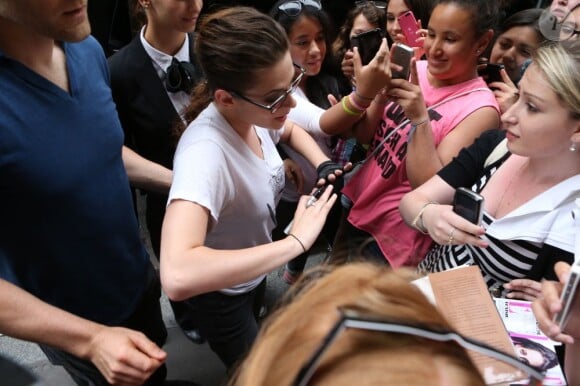 Kristen Stewart aux côté de ses fans à Paris, le 2 juillet 2013.
