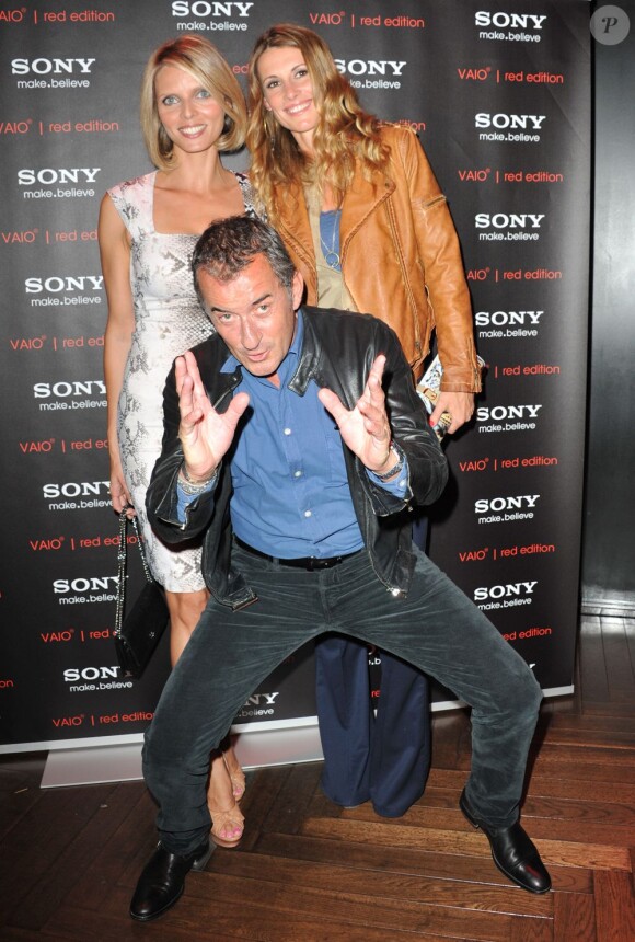 Sylvie Tellier et Sophie Thalmann avec Christophe Dechavanne déchaîné à la soirée Sony Style à la boutique Sony (39 avenue George V), à Paris le 2 juillet 2013.