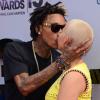 Wiz Khalifa et Amber Rose, la robe relevée, posent sur le tapis rouge de la cérémonie des BET Awards, au Nokia Theatre, à Los Angeles, le 30 juin 2013.