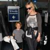 Ashlee Simpson et son fils Bronx Wentz arrivent à l'aéroport de Los Angeles, le 23 mai 2013.