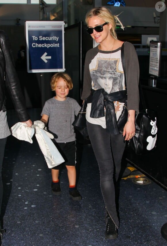 Ashlee Simpson et son fils Bronx Wentz arrivent à l'aéroport de Los Angeles, le 23 mai 2013.