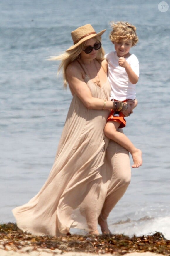 Ashlee Simpson se promène sur la plage de Los Angeles avec son fils, le 30 juin 2013.