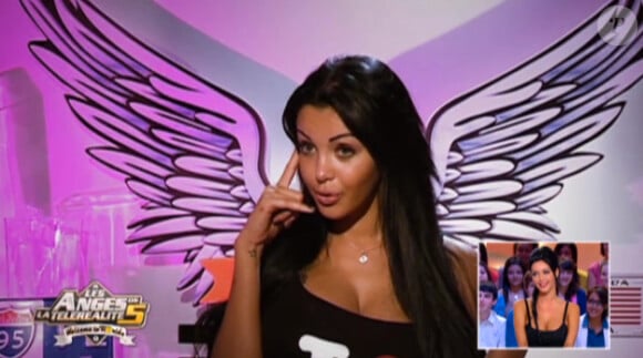 Nabilla, star d'un buzz médiatique sans précédent, invitée au Grand Journal de Canal + le jeudi 11 avril 2013