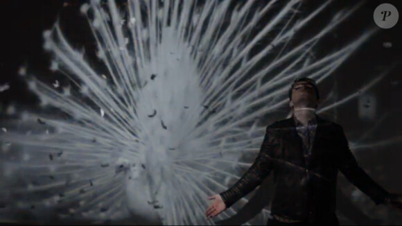 Olympe dans le clip de son premier titre Born to Die