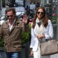 La princesse Madeleine de Suède et son mari Chris O'Neill font du shopping avenue Montaigne à Paris, le 4 juillet 2013.