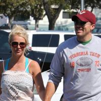 Britney Spears : Look en berne et mal coiffée au côté de son amoureux
