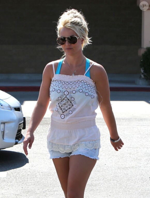 La chanteuse Britney Spears et son petit ami David Lucado vont faire des courses à Fillmore, le 4 juillet 2013.
