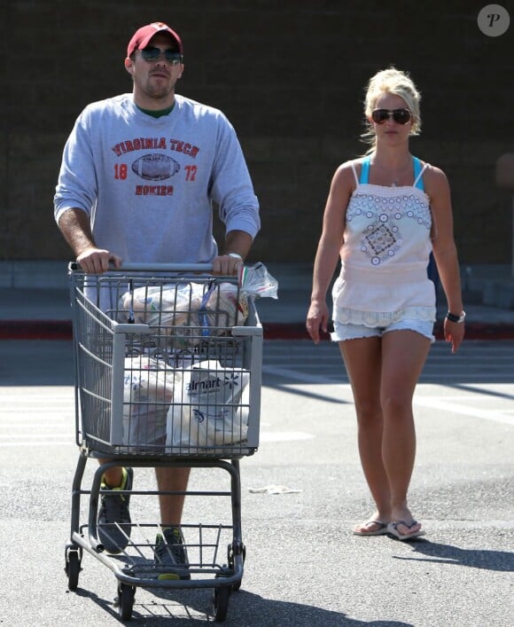 Britney Spears et son boyfriend David Lucado vont faire des courses à Fillmore, le 4 juillet 2013.