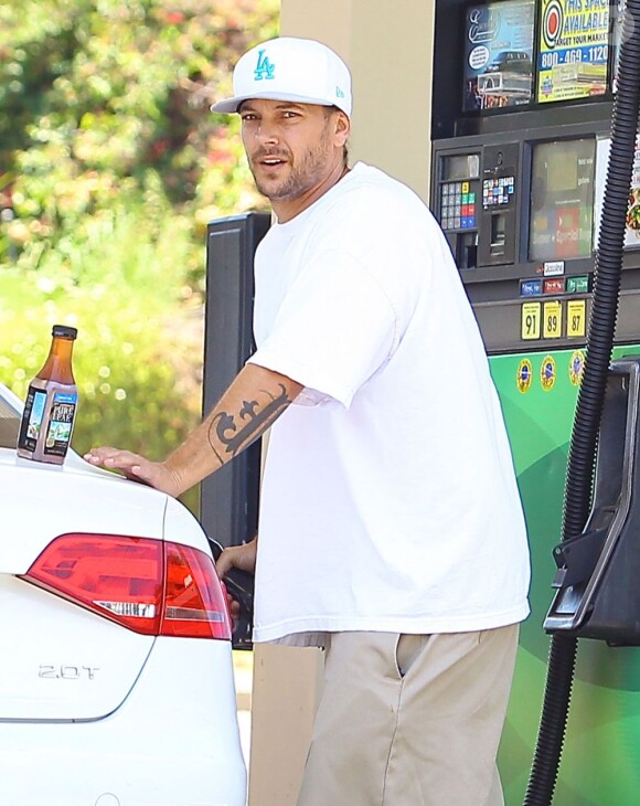 Kevin Federline fait le plein d'essence à Calabasas, le 4 juillet 2013.