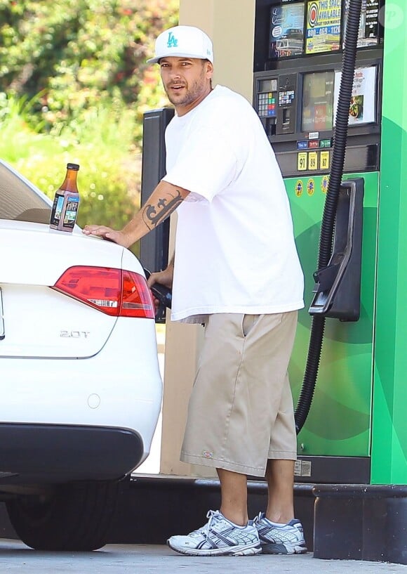 L'ex de Britney Spears, Kevin Federline, fait le plein d'essence à Calabasas, le 4 juillet 2013.