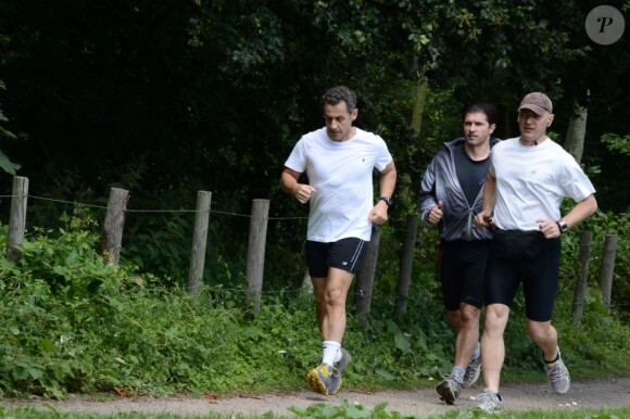 Accompagné par deux gardes du corps, Nicolas Sarkozy décompresse en faisant du jogging au Bois de Boulogne. Paris, le 5 juillet 2013.